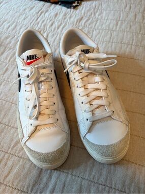 Nike Women’s White Low-Top Sneakers with Black Swoosh 8.5 GUC